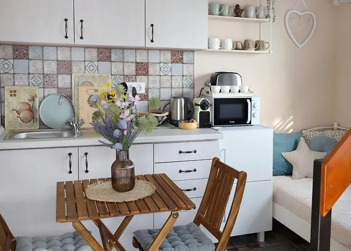 Ezuestfenyo Vendeghaz * Balatonalmádi